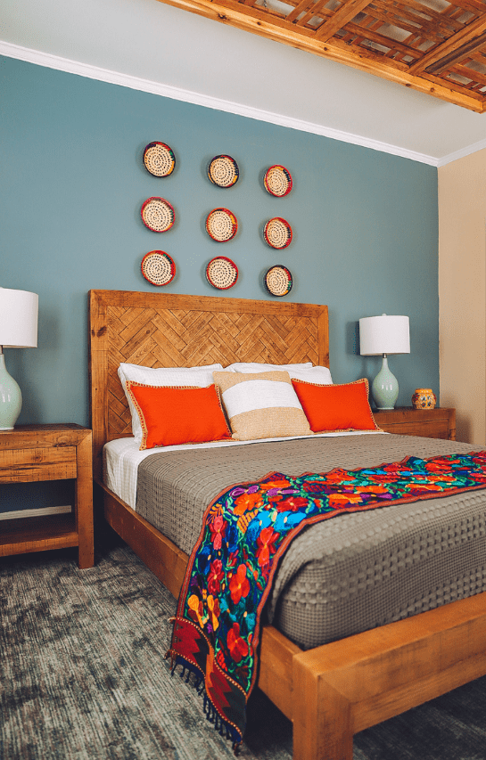 Image of queen bed in premium queen room at Milford PA hotel La Posada - deluxe room