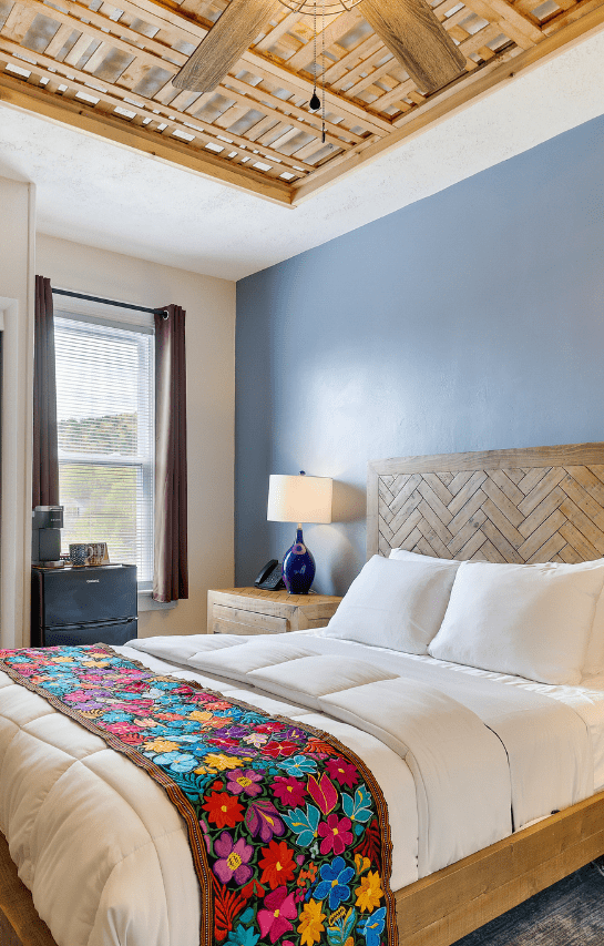 Deluxe Queen Room interior at La Posada Milford hotel