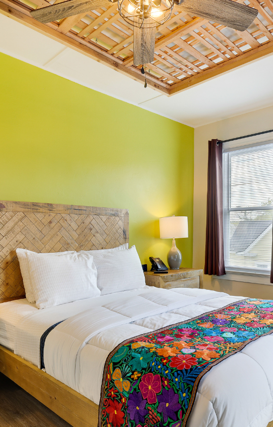 Queen Bed Suite deluxe room at La Posada Milford hotel
