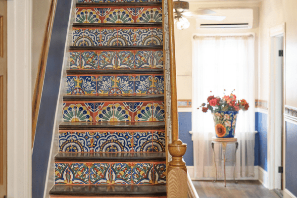 Cozy lobby lounge with comfortable seating at La Posada Milford Hotel