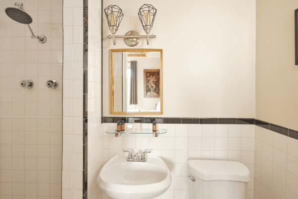 Modern washroom in Deluxe Queen Room at La Posada Milford hotel