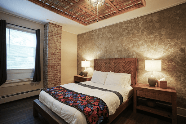 Modern bedroom in Progresso Panorama suite at La Posada Milford hotel