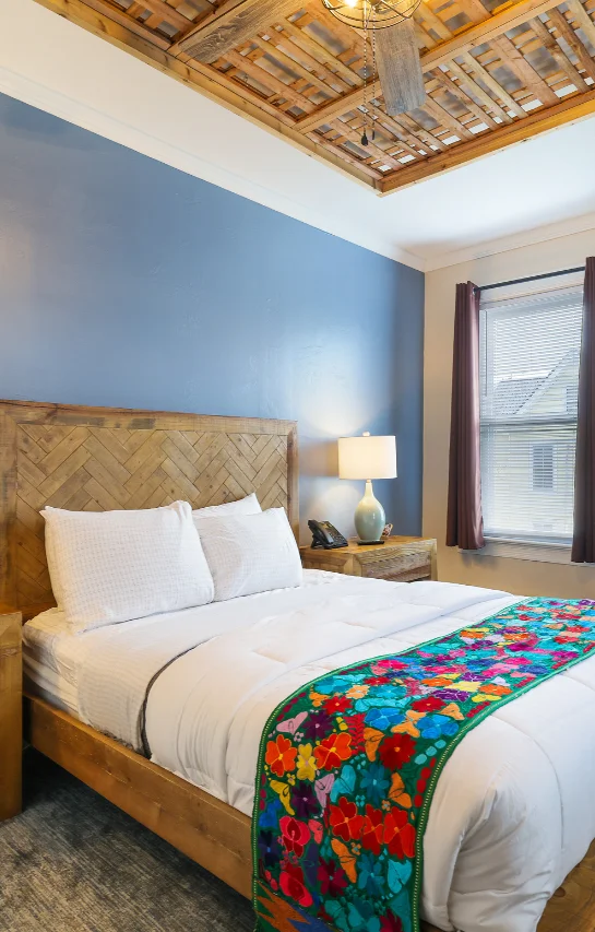 1 Queen Deluxe bedroom with cozy interior at La Posada Milford hotel